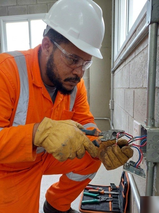Técnico da WGS — Tomadas e interruptores